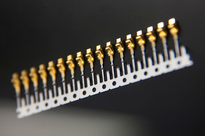 エンジン用センサー部品。連続してできるのも電気メッキの利点。