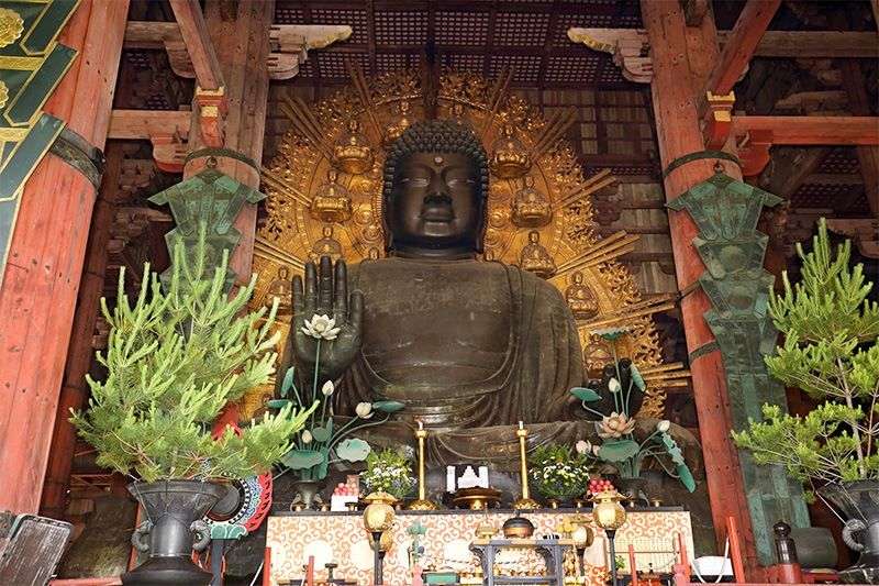 国宝の大仏殿に安置される奈良大仏と500年以上も風雨にさらされてきた鎌倉大仏 Nippon Com