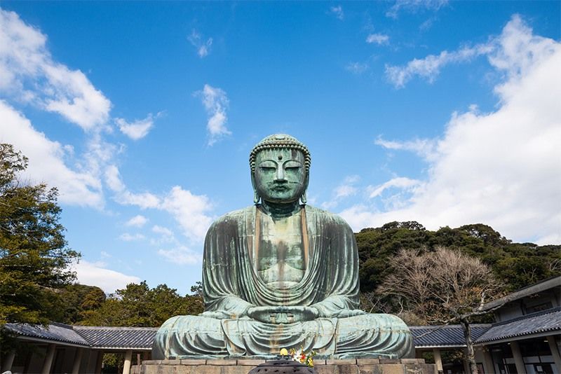 国宝の大仏殿に安置される奈良大仏と500年以上も風雨にさらされてきた鎌倉大仏 Nippon Com