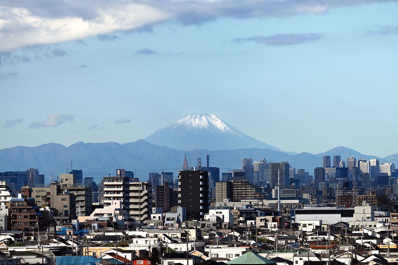 里見公園から富士山を撮影。右に都庁をはじめとする新宿の高層ビル群がはっきり見える。家康が危険視したのも納得の眺望だ