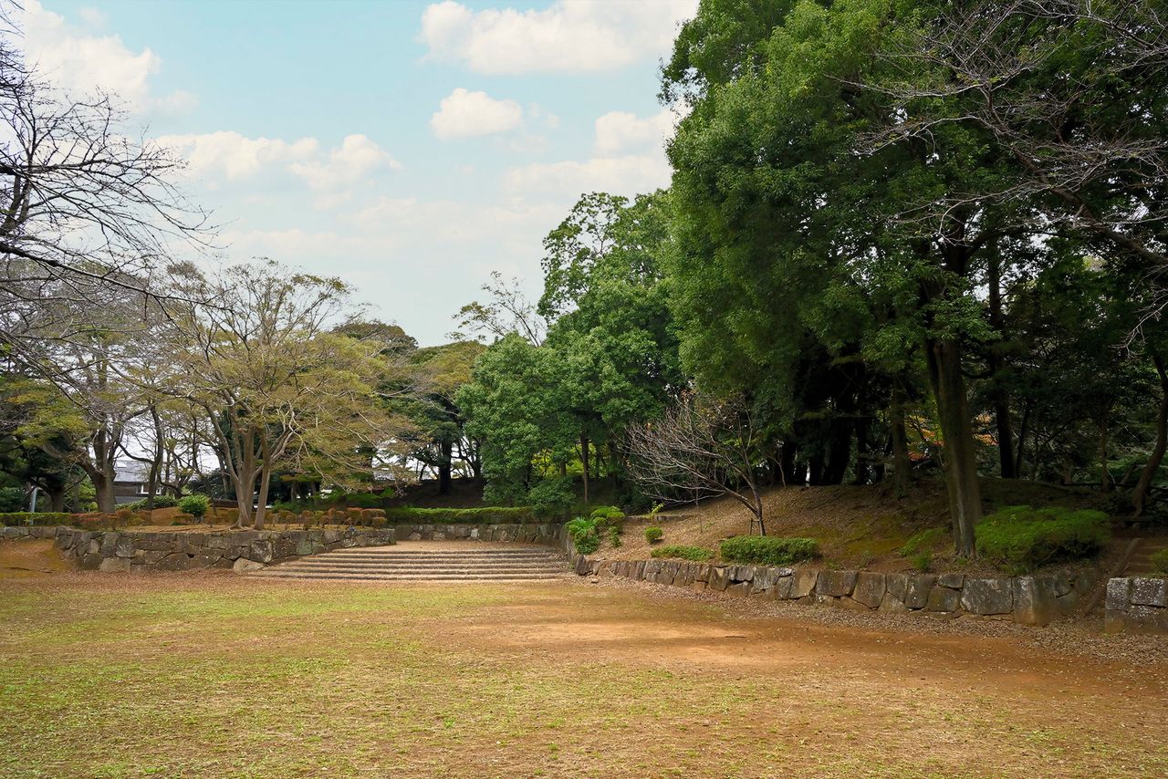 里見公園内を散策すると、古墳や、それを利用して造られた土塁の跡が確認できる