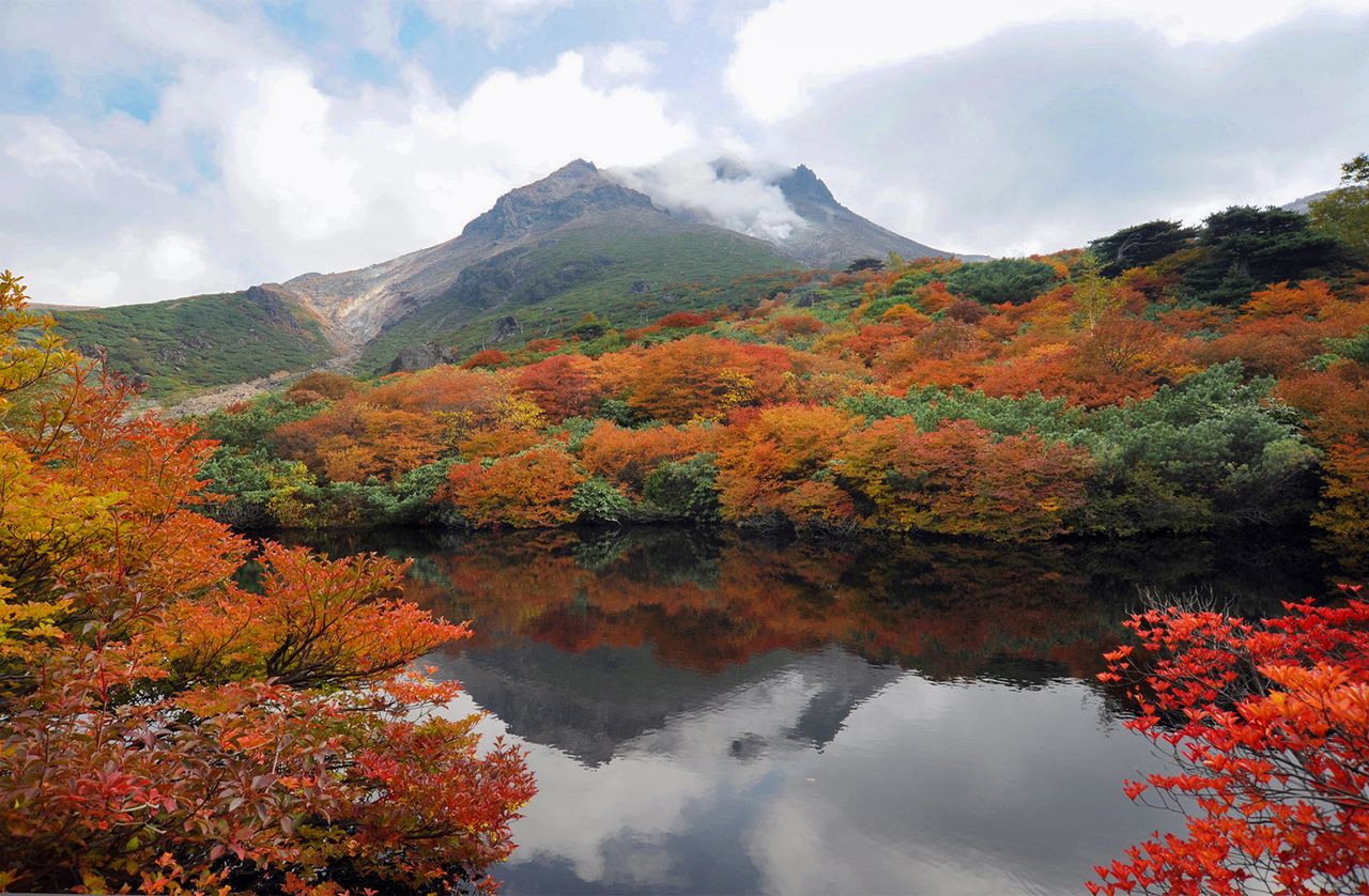 噴煙を上げ続ける那須岳の主峰・茶臼岳（標高1915m）　写真：栃木県観光物産協会