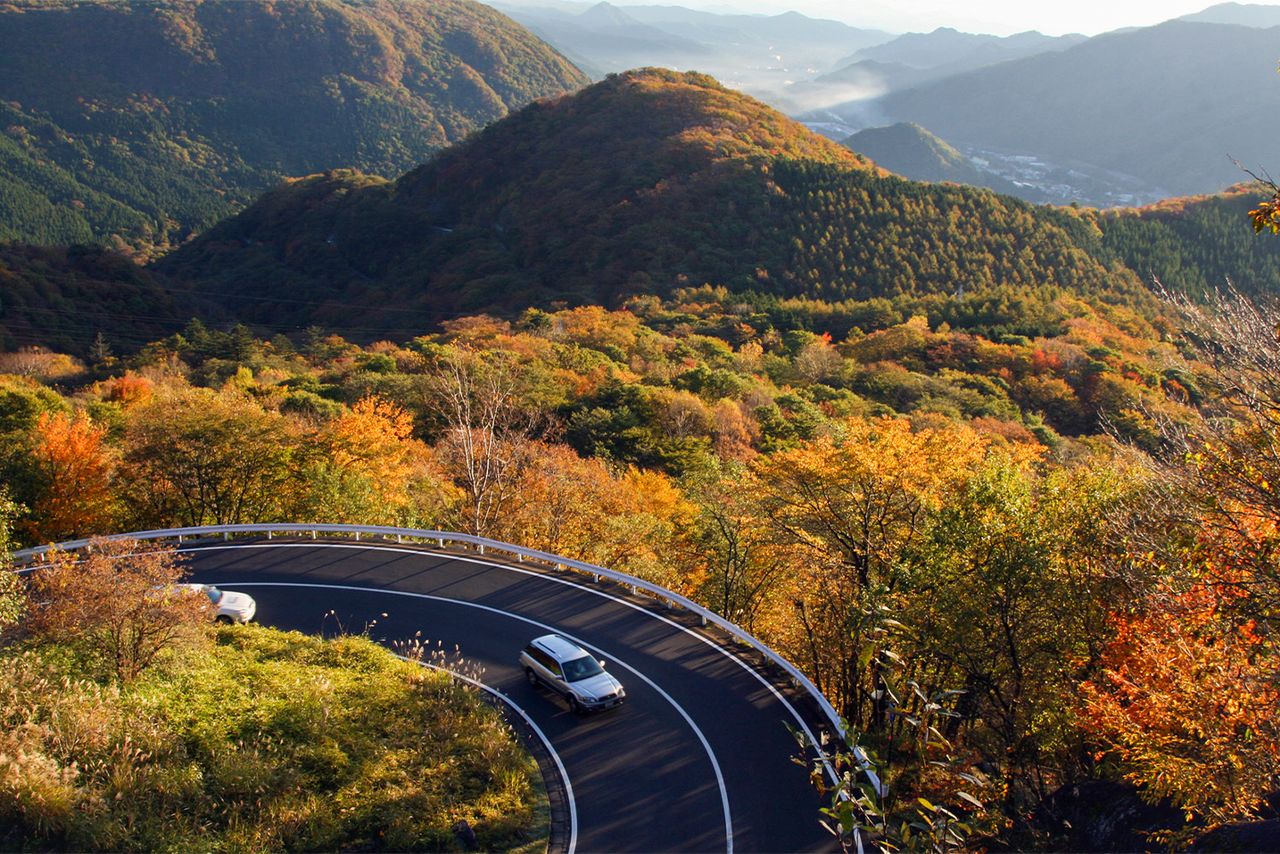 紅葉スポットとして人気の峠道・いろは坂　写真：栃木県観光物産協会