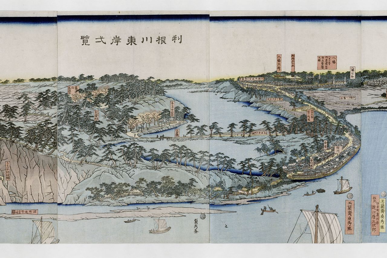 大判6枚つづりの歌川貞秀筆『利根川東岸一覧』(1868年刊、船橋市西図書館蔵)より真間の入江を中心に切り抜いた。船が行き来しているのが利根川(現在の江戸川)で、中央奥方向に真間の入江が広がる。題字の下が「真間山弘法寺」で、その下には「紅葉名所」「手子女大明神」「継橋」と書かれている