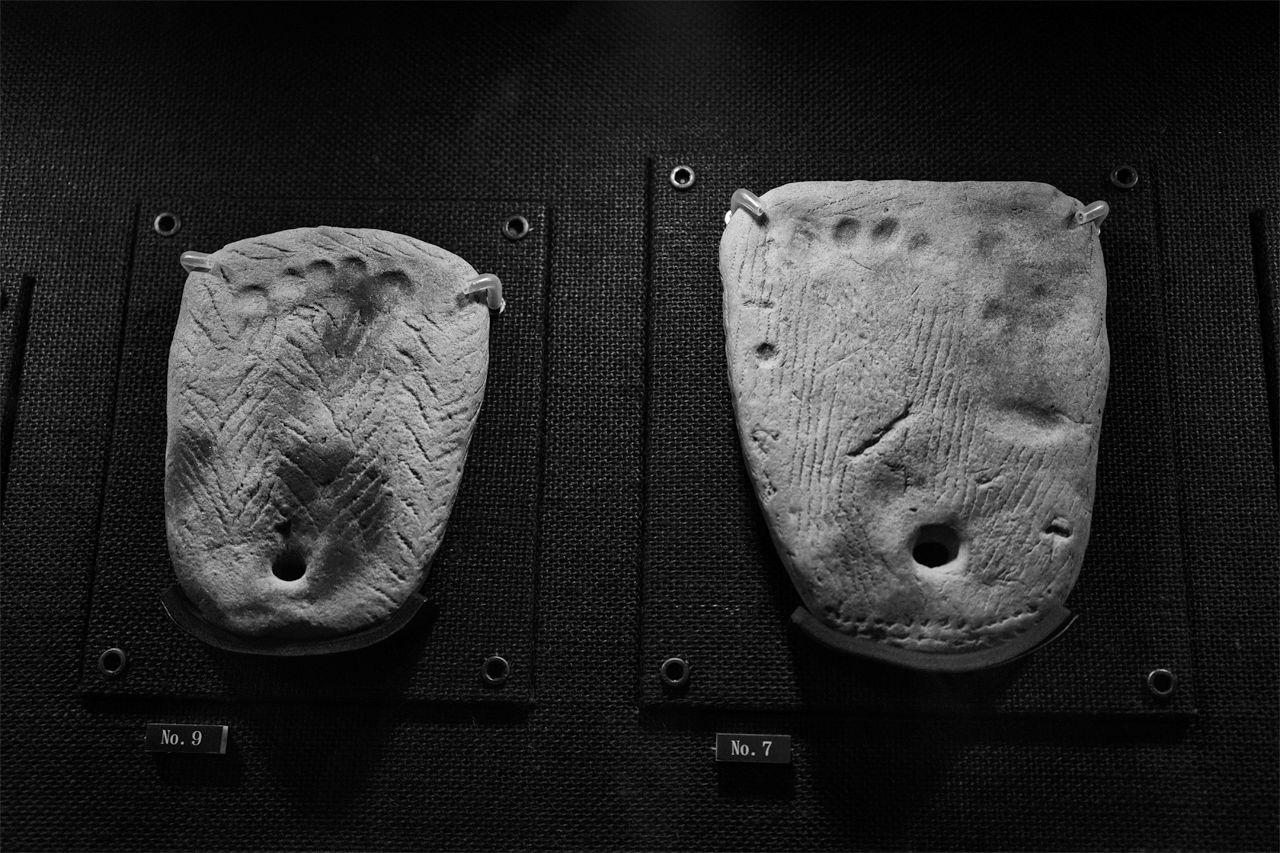 "子どもの足型を刻印した足形付土版。函館市縄文文化交流センター(2021)