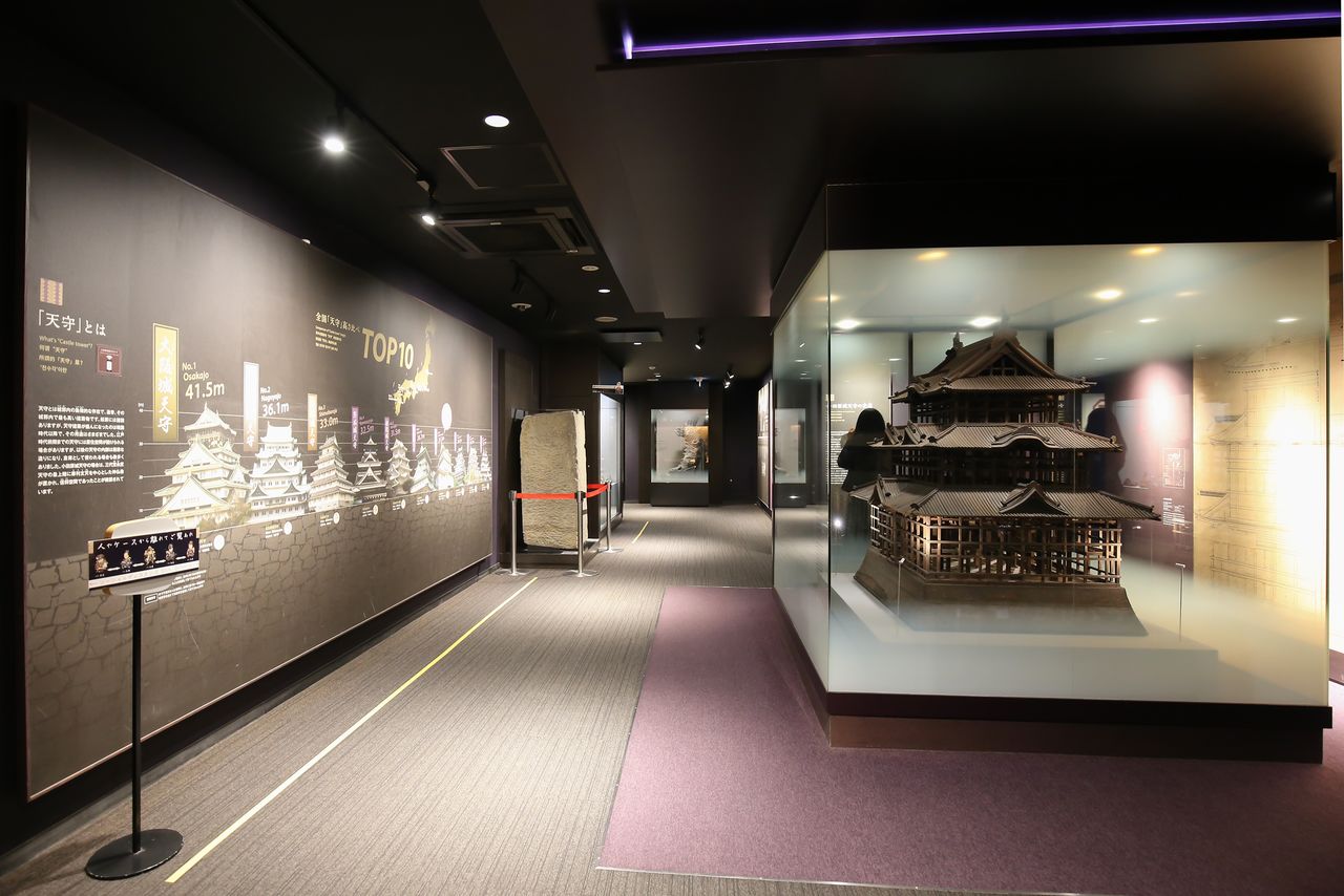パネルや模型、貴重な資料で小田原城の歴史を詳しく学べる天守閣内の展示風景