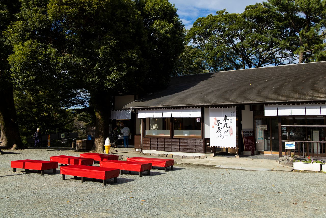 登城して疲れた人は「本丸茶屋」で一休み。隣の売店には、小田原城特製の土産物がそろう