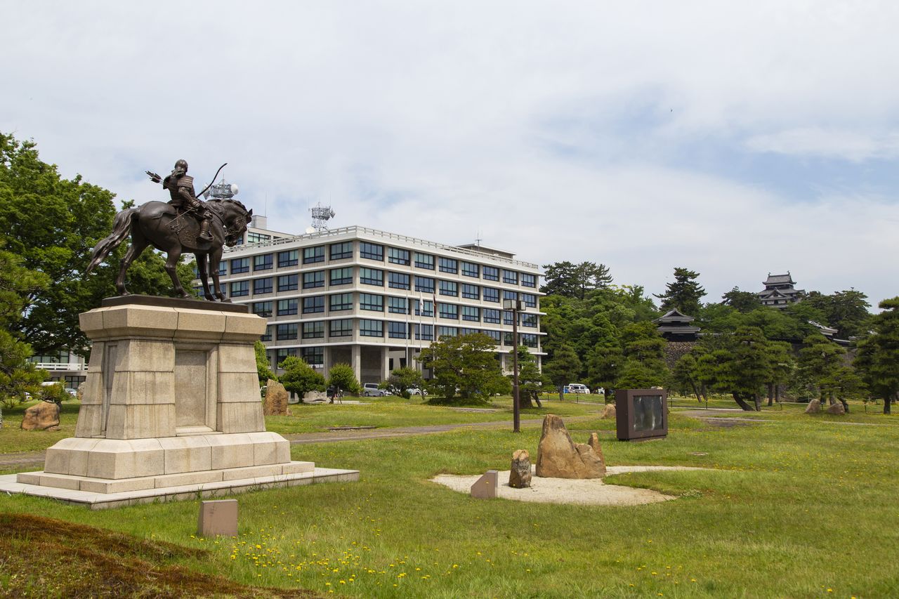 県庁（中央）前の広場から望む松江城。左は、松江藩松平家初代の「松平直政公騎馬像」