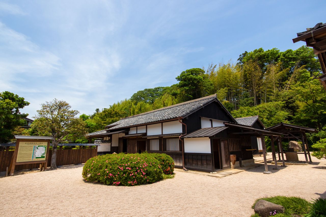 武家屋敷の主屋。江戸中期の建物を、明治時代の図面を基にして近年修復工事を施した