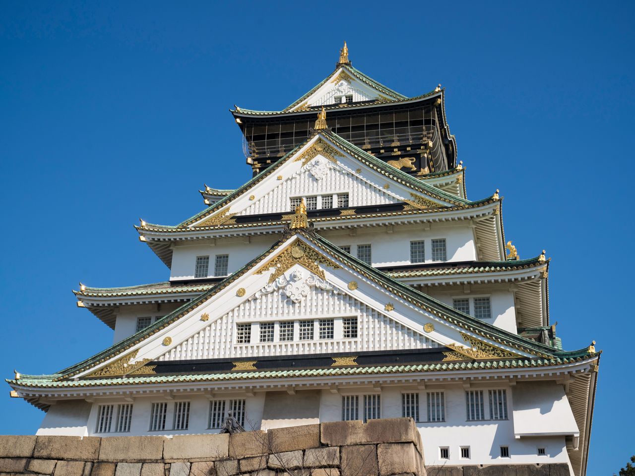 「大坂夏の陣図屏風」に描かれた城の意匠などを参考にしたという現在の天守閣
