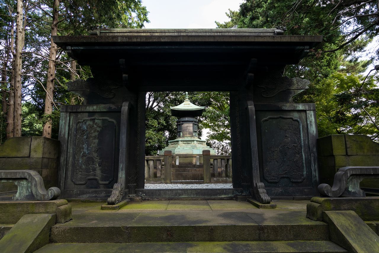綱吉の墓所に立つ唐銅製の宝塔。6人の将軍の宝塔は、全て戦災を免れている