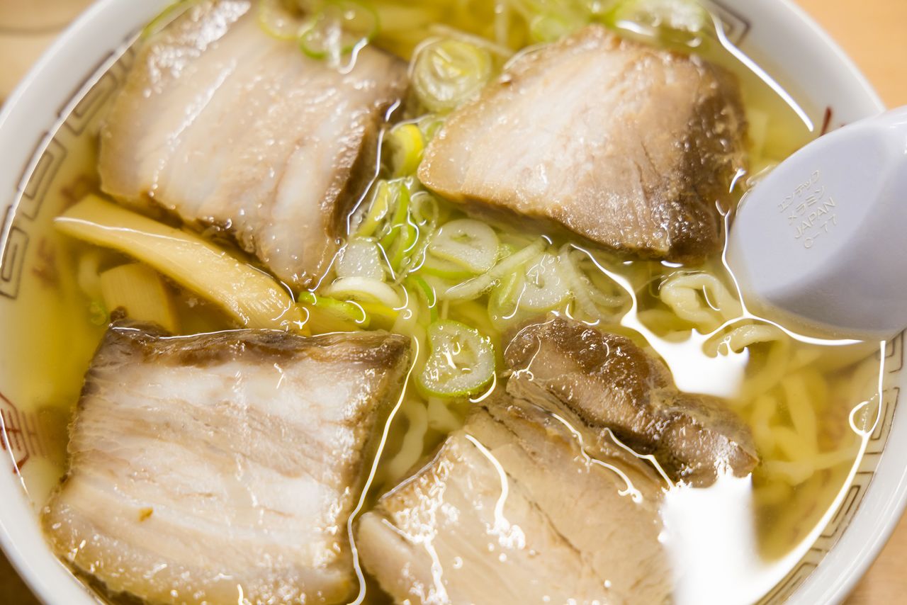 黄金色の塩味スープ。元祖・坂内の味を求めて、喜多方観光に訪れる人も珍しくないとか