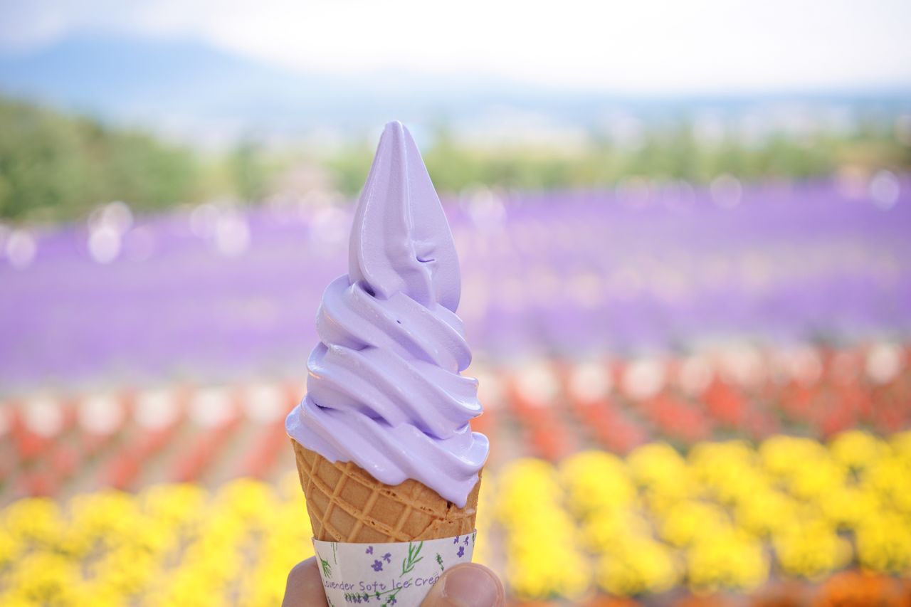 ラベンダーエキス入りのオリジナルソフトクリームはさっぱりとした味わいで、暑い日にぴったり