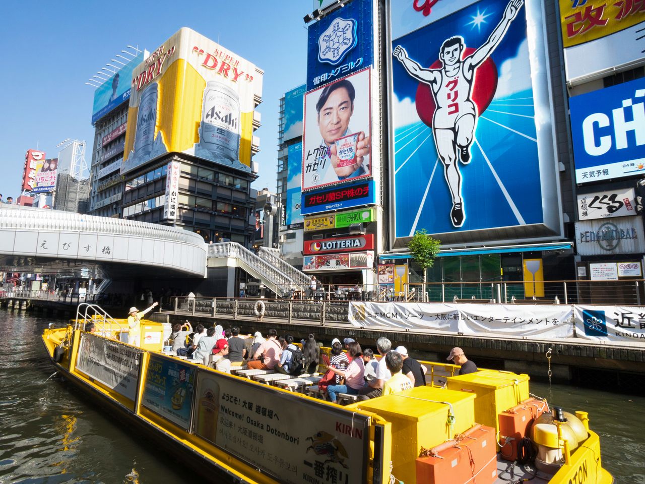 大阪ミナミを代表する風景は、やはりグリコの看板でおなじみの戎橋（えびすばし）周辺。道頓堀の景色を水上から楽しめる「とんぼりリバークルーズ」も人気