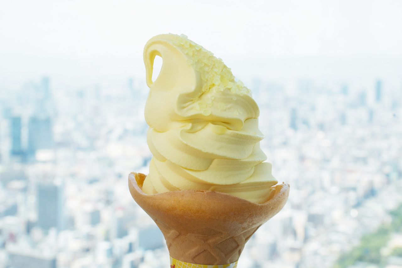 トッピングされた砕いたパインアメが、味と食感に絶妙なアクセントを加える「パインアメソフトクリーム」