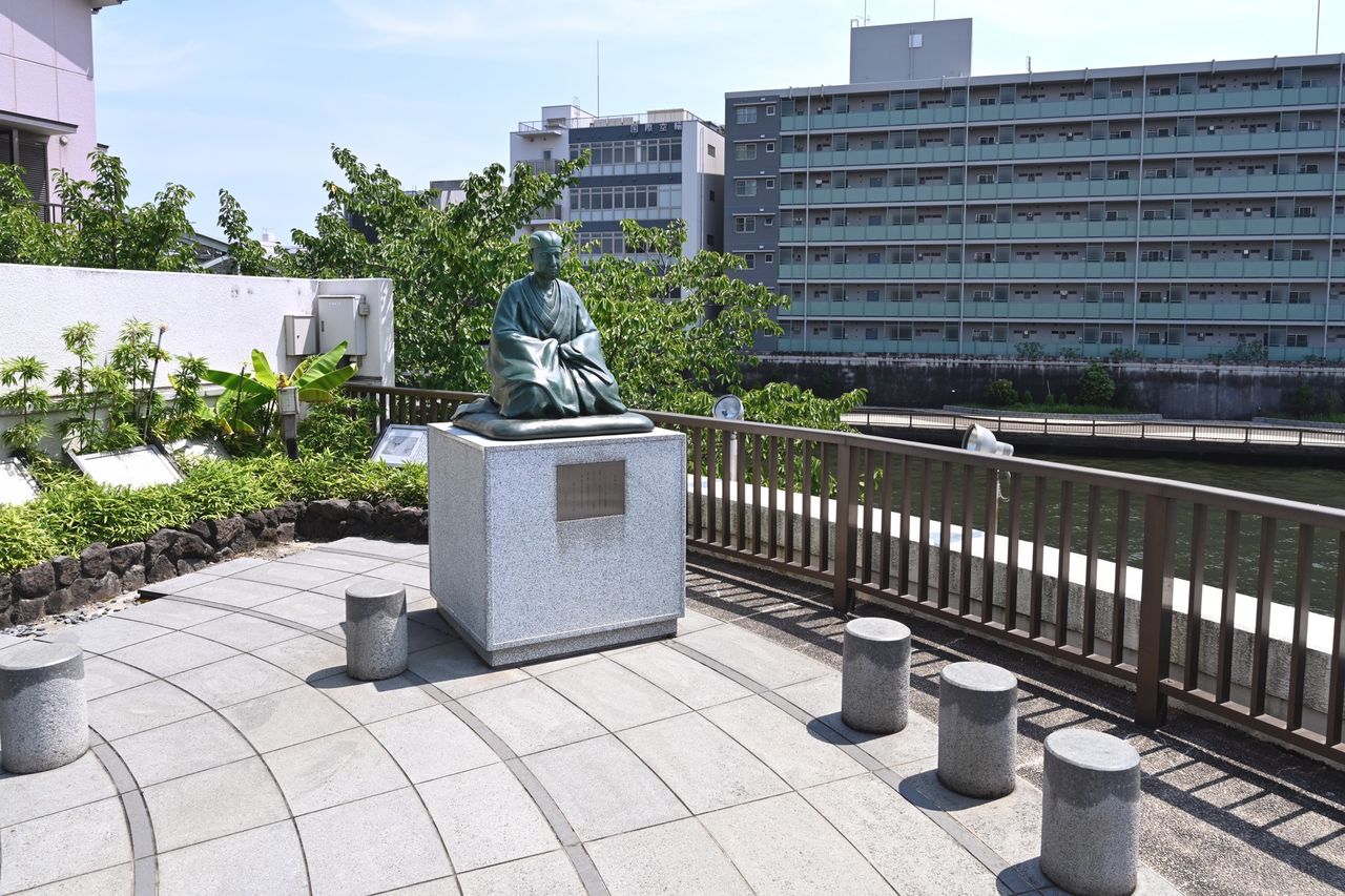 芭蕉庵史跡展望庭園。作品の写真は、右側の作越しに撮影した