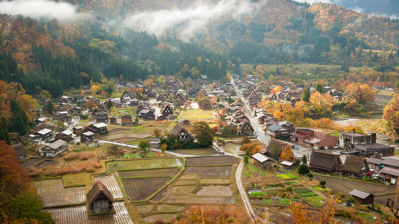 紅葉で彩られる世界遺産 白川郷 五箇山の合掌造り集落 Nippon Com