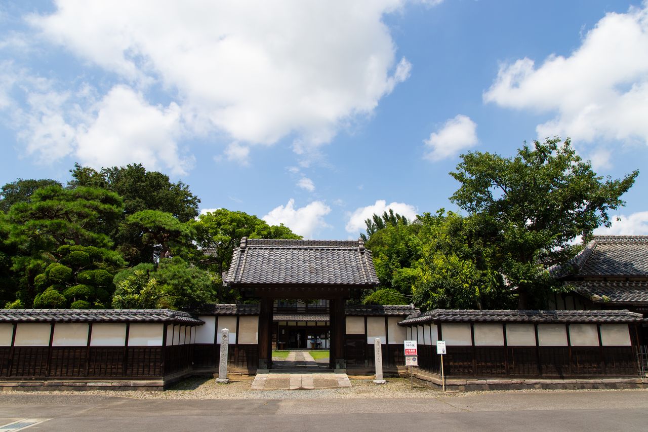 正門は武家屋敷によく見られる薬医門で、扉はケヤキの1枚板で作られている