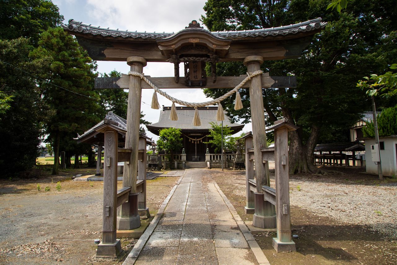 「中の家」から徒歩5分ほどの場所にある諏訪神社の拝殿は栄一が寄進した。境内には「渋沢青淵翁喜寿碑」がある