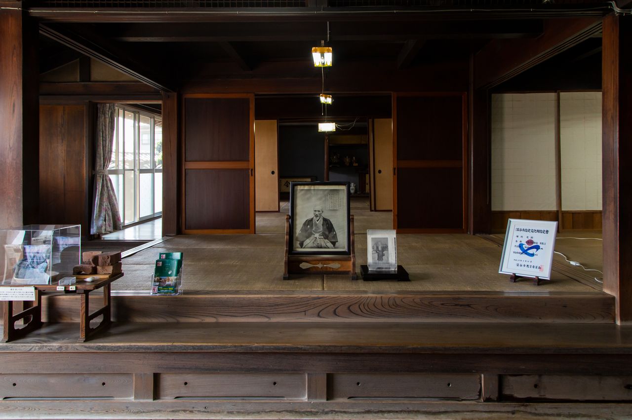 屋内では資料展示の他に、栄一と惇忠の関係をまとめた映像を観ることもできる