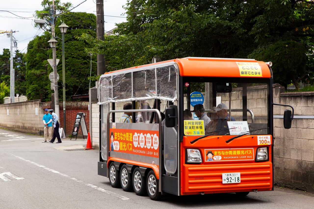 富岡駅東駐車場と富岡製糸場の間を片道約20分かけて、のんびりと走る「まちなか周遊観光バス」