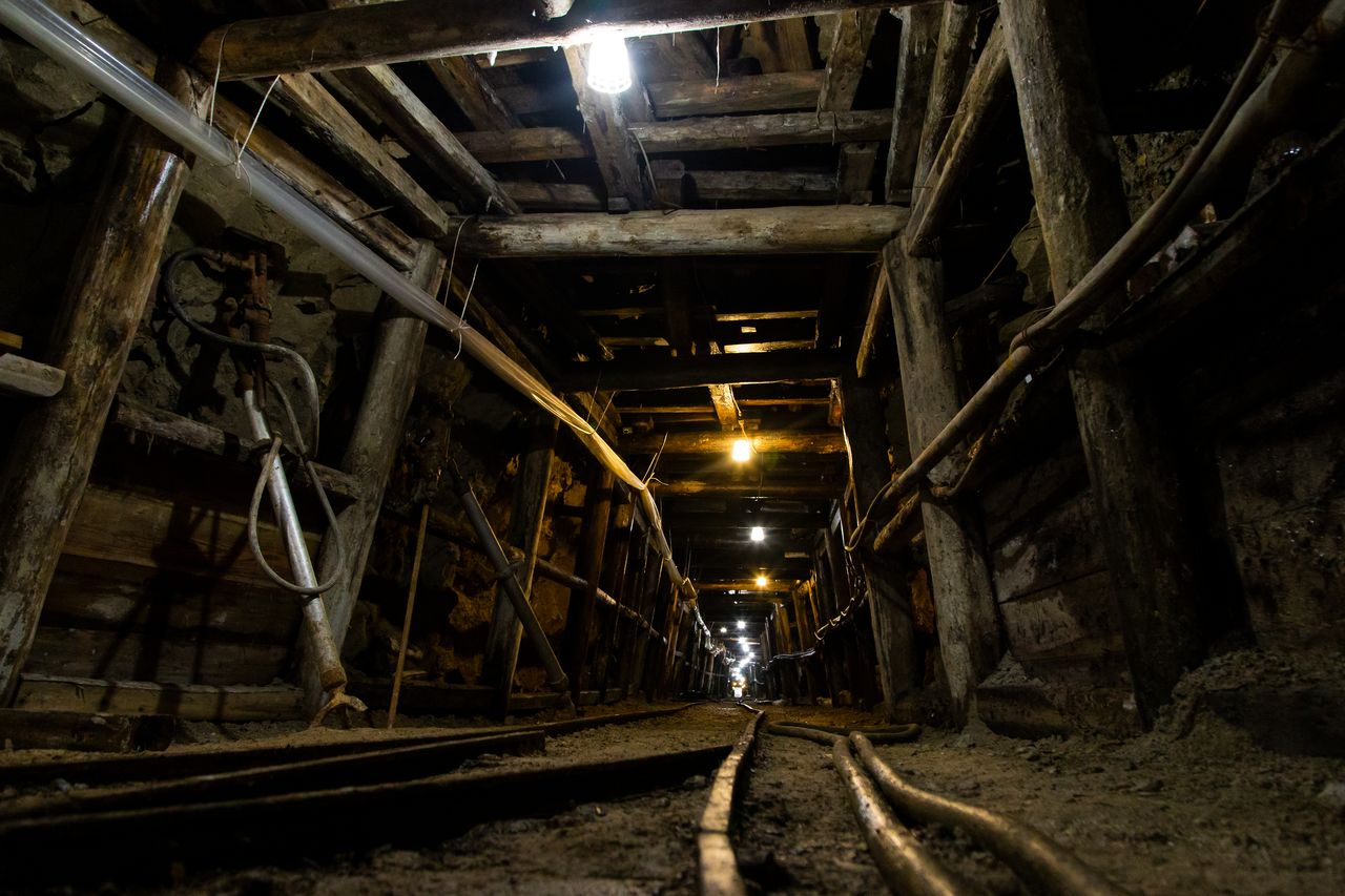 セリサイト坑道の内部は、夏冬を通じて気温17度で作業しやすいという