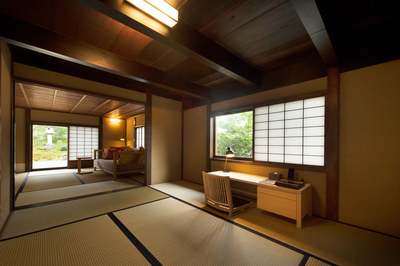 家具類も日本製にこだわり、夜は畳に敷いた布団で寝る