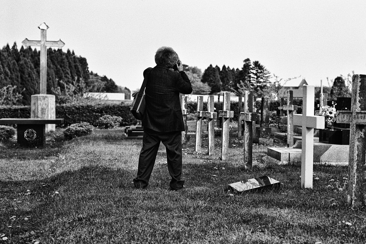 自身の原点となるトラピスト修道院の裏手にある墓地を撮影する奈良原 1998