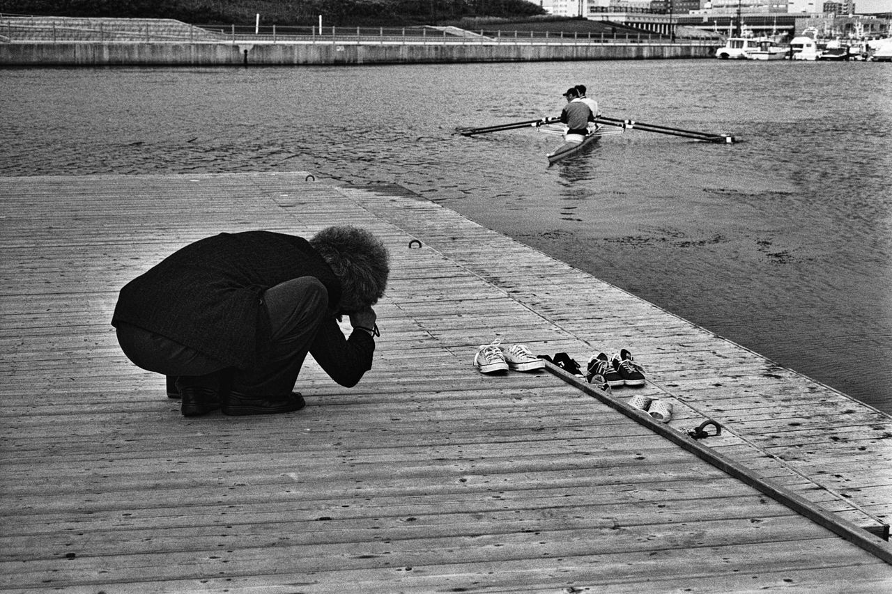 函館のベイエリアで奈良原は被写体に向け低い姿勢でカメラを向けた(1998)