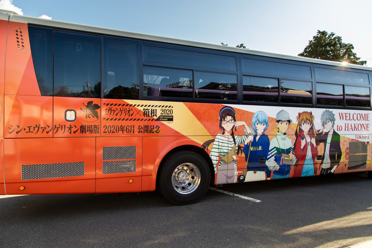 高速バスの右サイドには、「エヴァンゲリオン×箱根 2020」のキービジュアルが描かれる