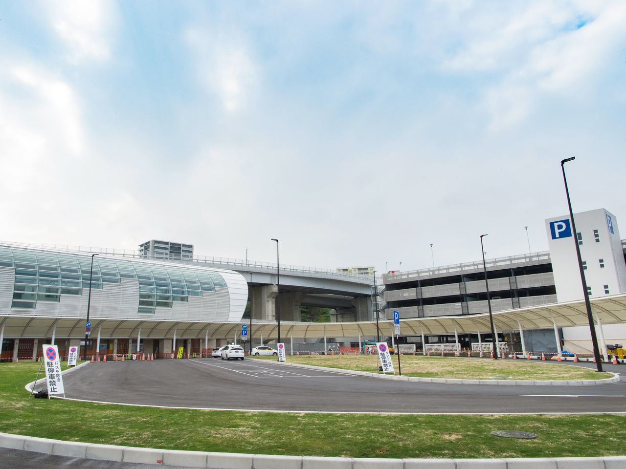 てだこ浦西駅は立体駐車場を併設。「てだこ」は「太陽」を意味する。高速バスターミナルや周辺道路など、しばらくは整備工事が続く