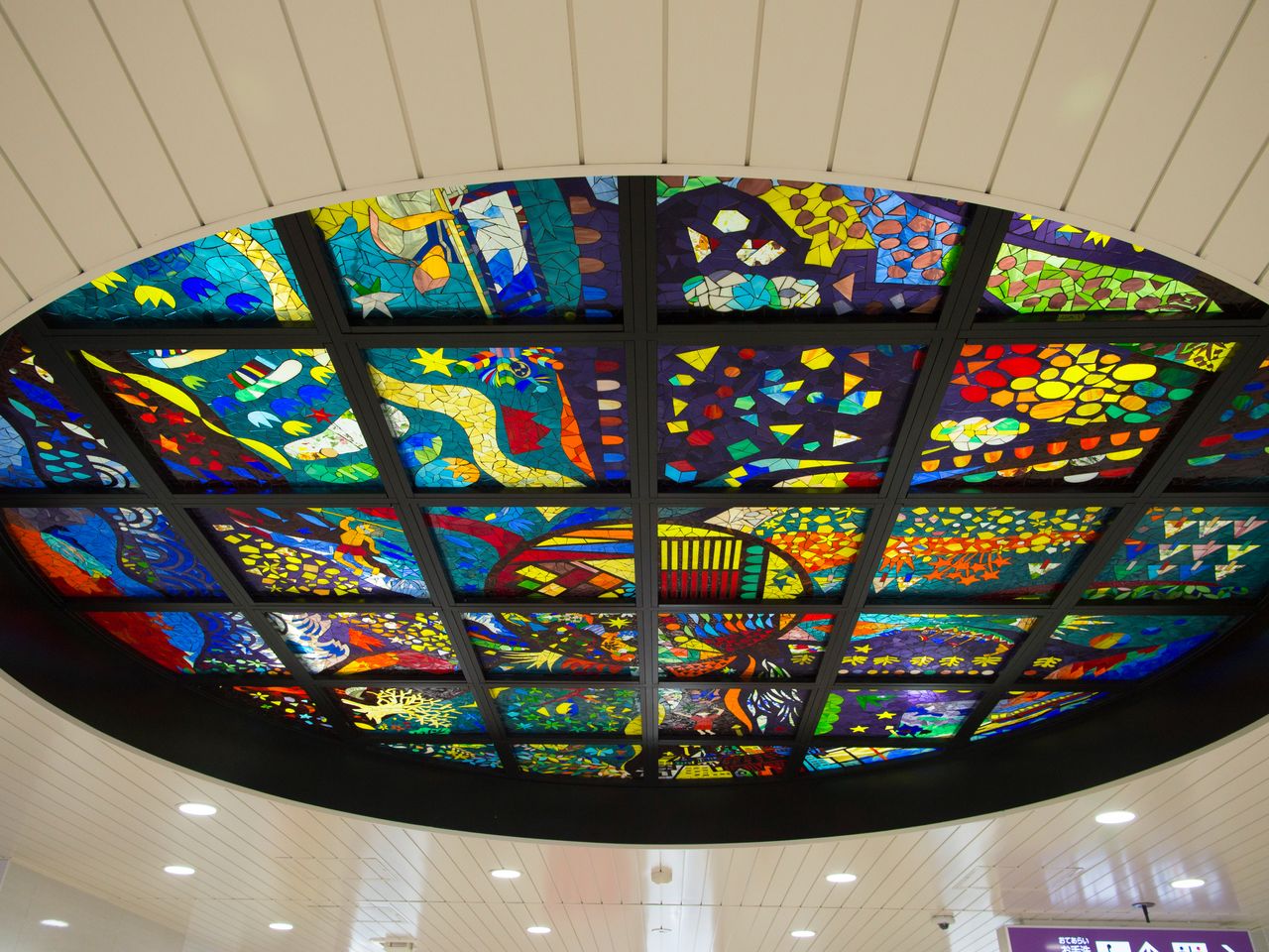 ゆいレール駅には、各駅に地域にちなんだアート作品を展示している。てだこ浦西駅にある太陽をテーマにしたアートガラス