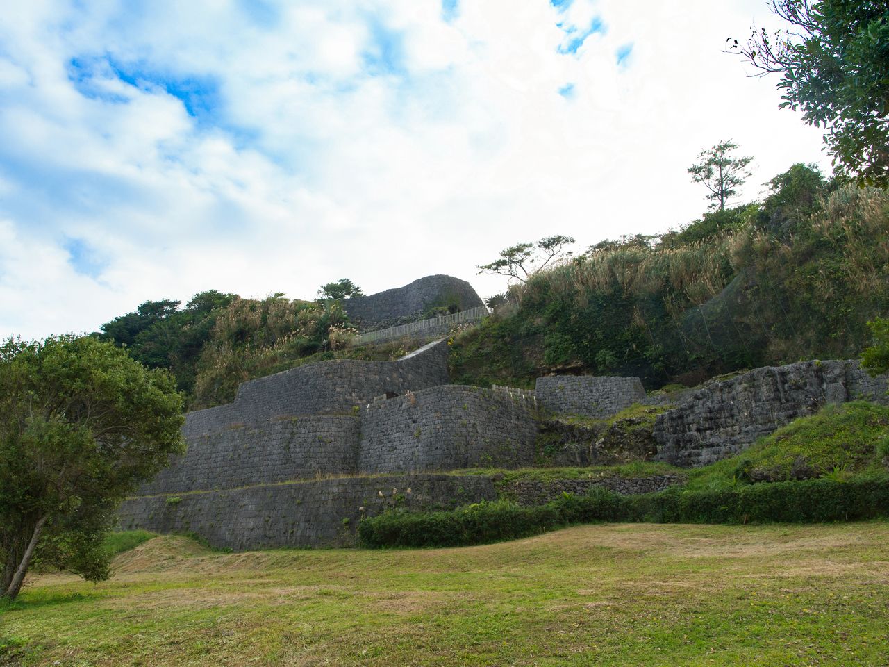 丘陵地にある浦添大公園内にある浦添グスク。「グスク」は、沖縄の方言で「城」のこと。曲線を交えて美しく積み上げられた石垣が印象的だ