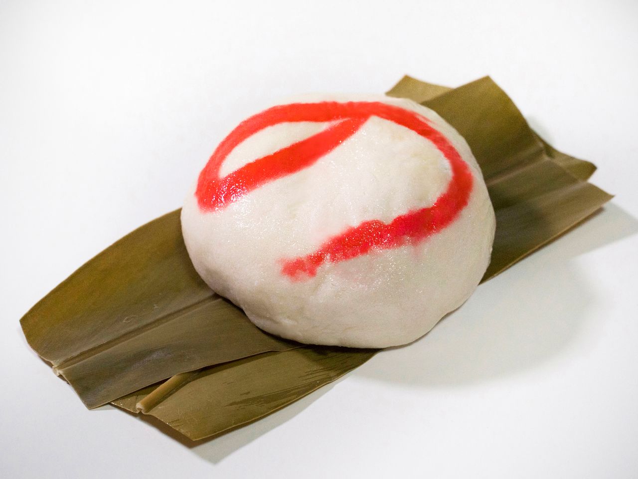 甘さ控えめな餡（あん）が入った「のまんじゅう」。沖縄では「サンニン」と呼ばれる月桃（げっとう）の葉で包んで蒸す