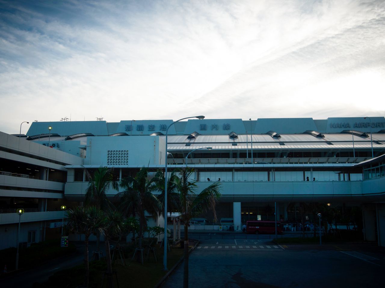 那覇空港に直結なので、沖縄発着日にゆいレールを利用して那覇観光する人も多い