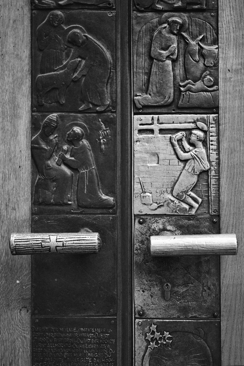 教会の扉に刻まれたキリスト誕生(1997 ザルツブルク)