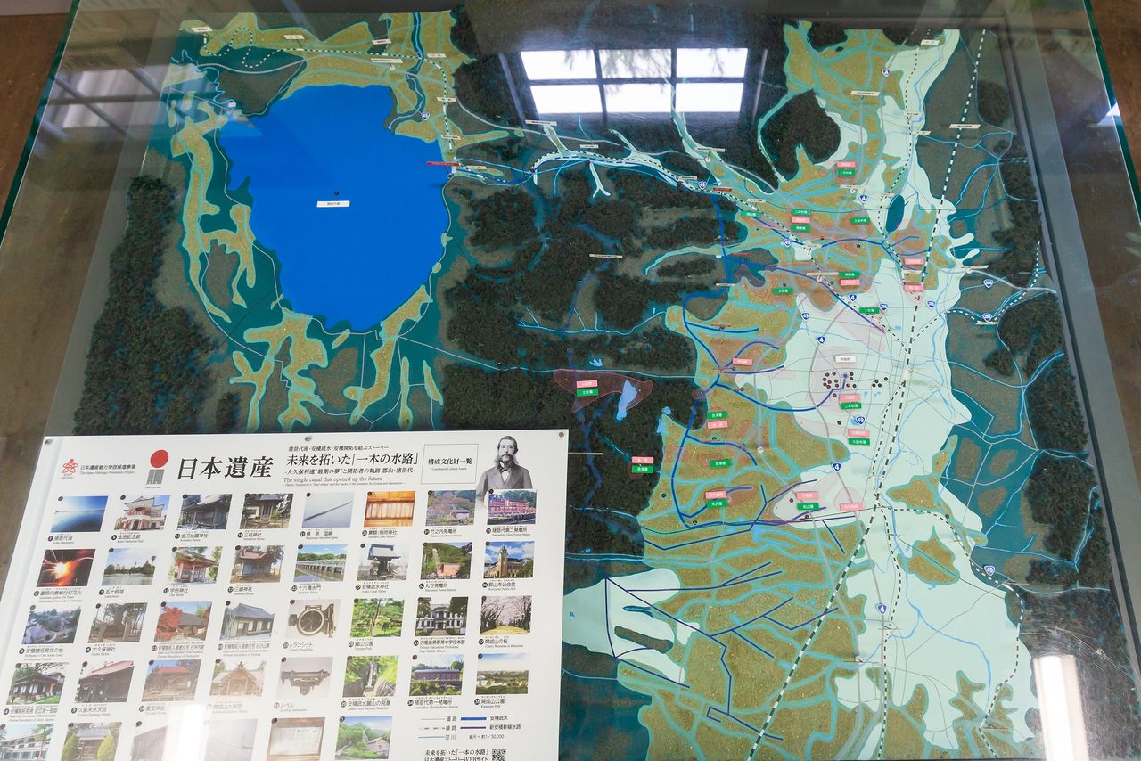 安積歴史博物館に展示される安積疏水の模型。左の猪苗代湖から奥羽山脈を抜けて郡山盆地に注ぐ