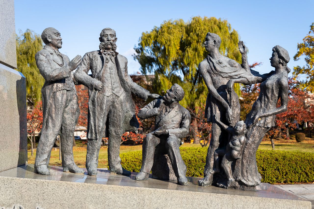 開成山公園の「開拓者の群像」。左から安積開拓の父・中條政恒、大久保利通、ファン・ドールン