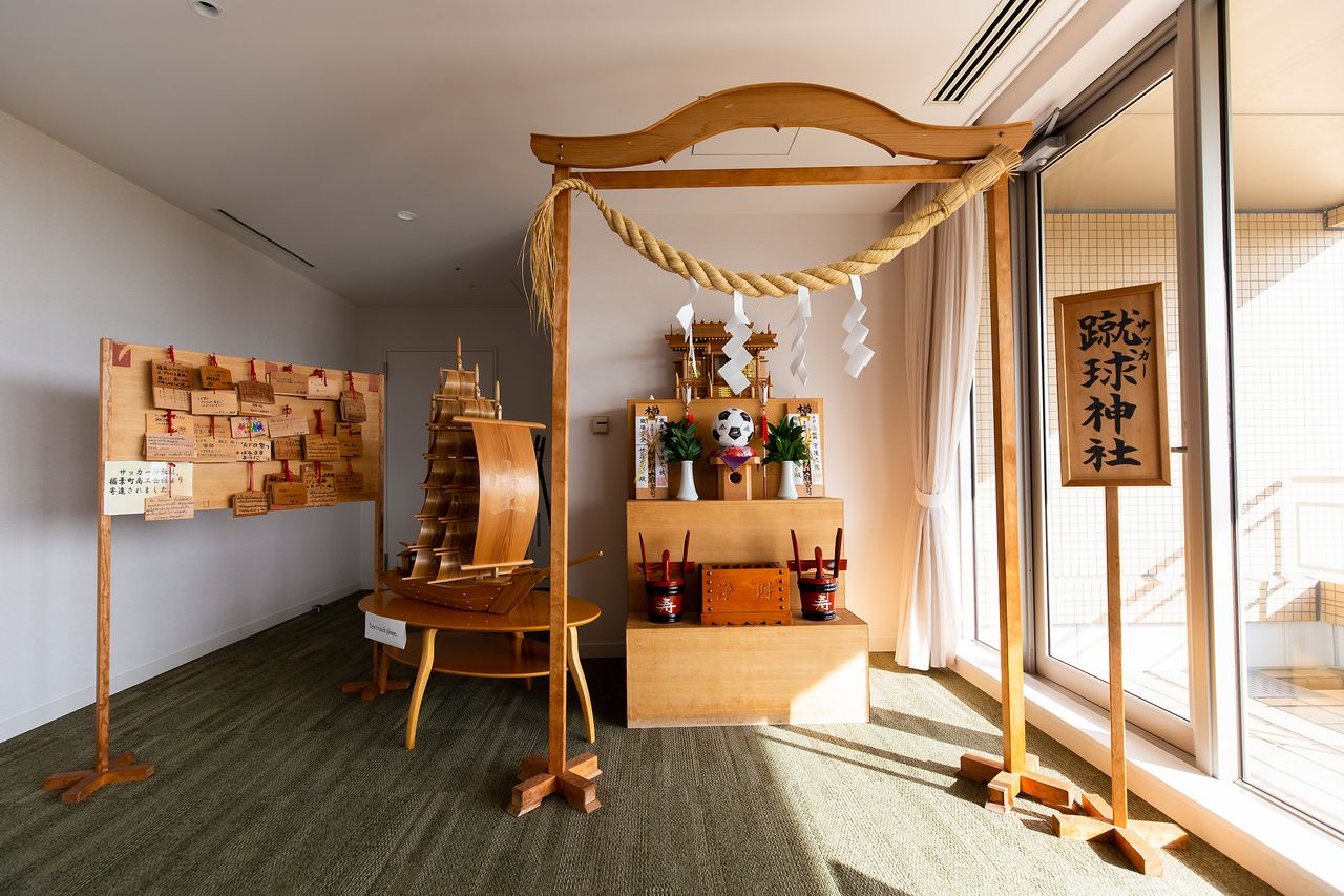 展望室にある「蹴球神社」。「プロ選手になれますように」と書かれた絵馬がたくさん掛けられていた