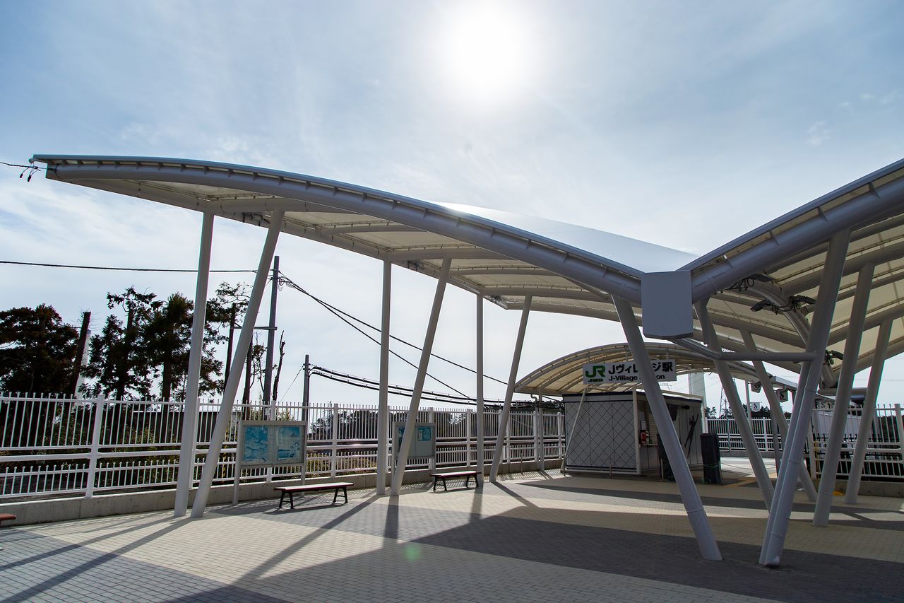 常設駅となるJヴィレッジ駅から、練習ピッチの入り口までは徒歩3分、ホテル棟までは7分程度