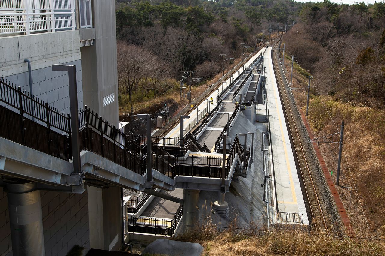 上下線のホームをV字型に配置し、改札階とホームの高低差が約20メートルもある。鉄道ファンに人気が出そうだ