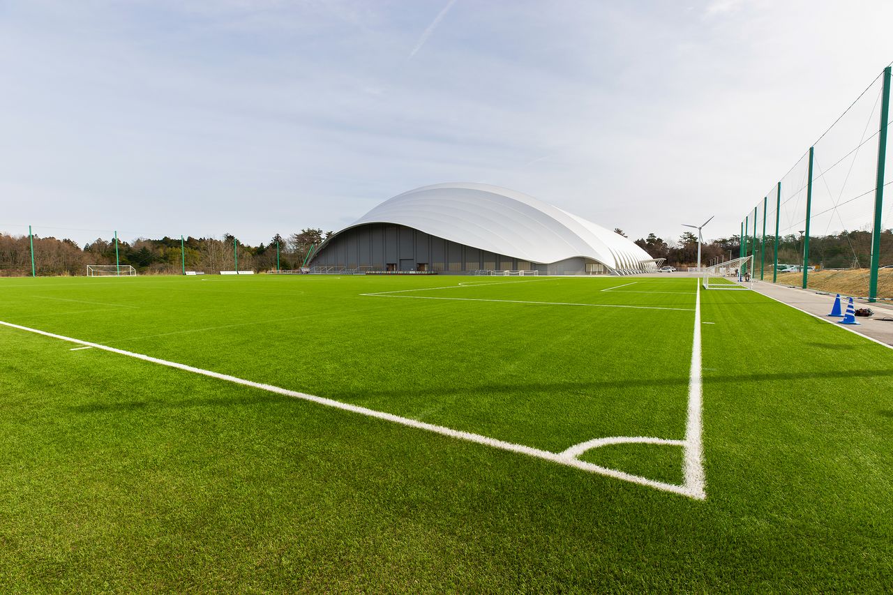 聖火リレーがスタートする人工芝のNo.9フィールドとJヴィレッジドーム