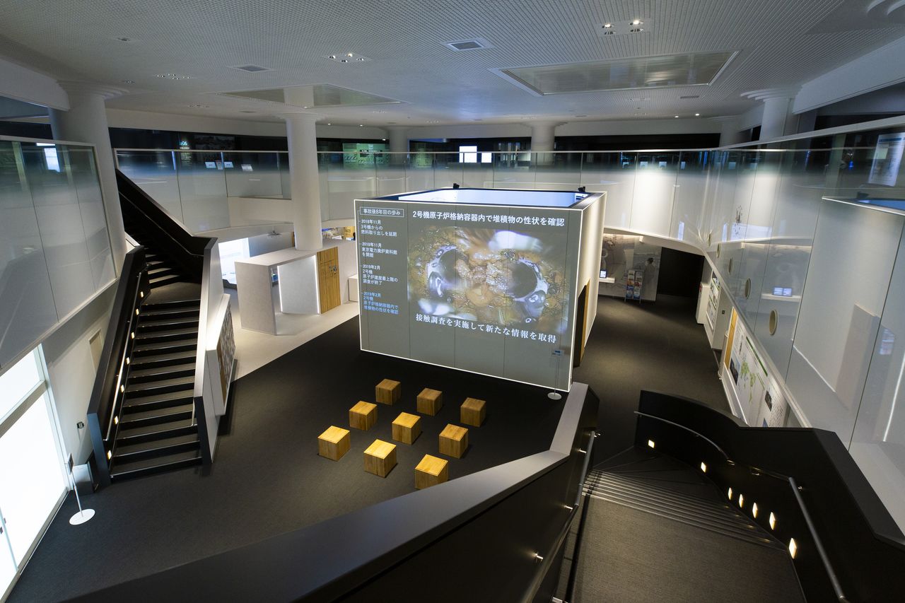 1階の中央に設置されたエフ・キューブは、巨大モニターで福島第1原発の構内の様子を伝える