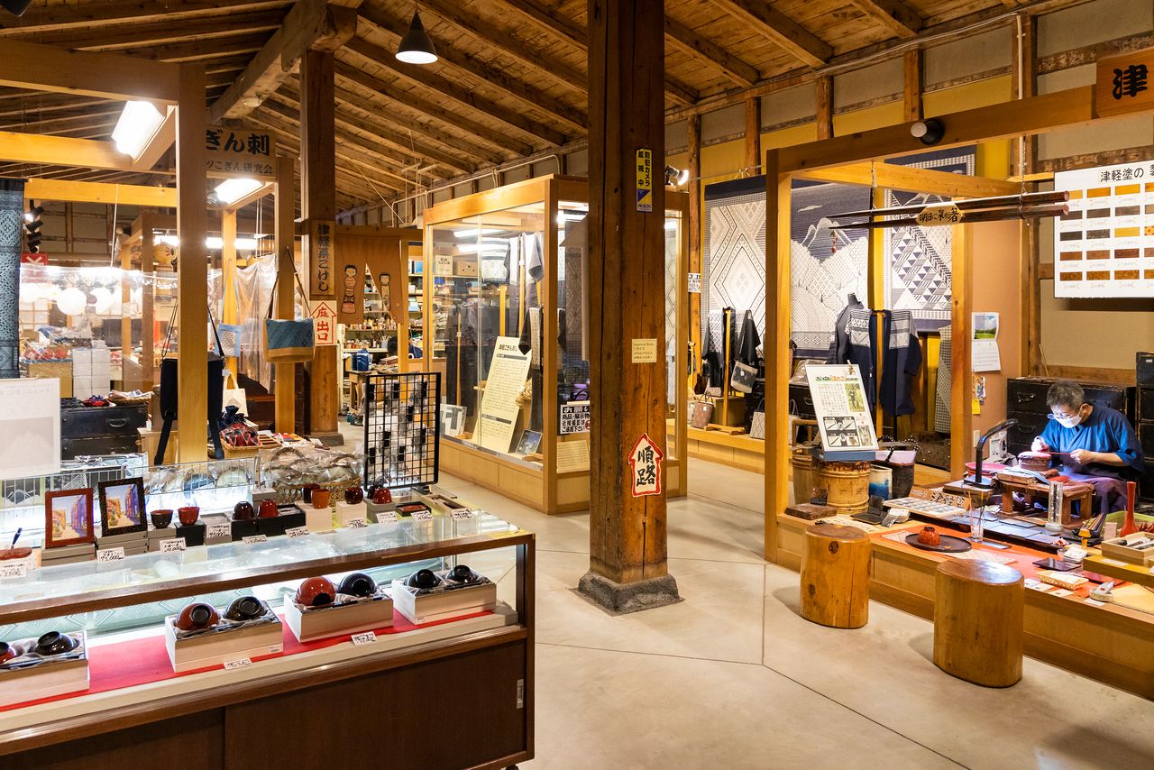津軽蔵工房「たくみ」では、伝統工芸品の逸品も購入できる