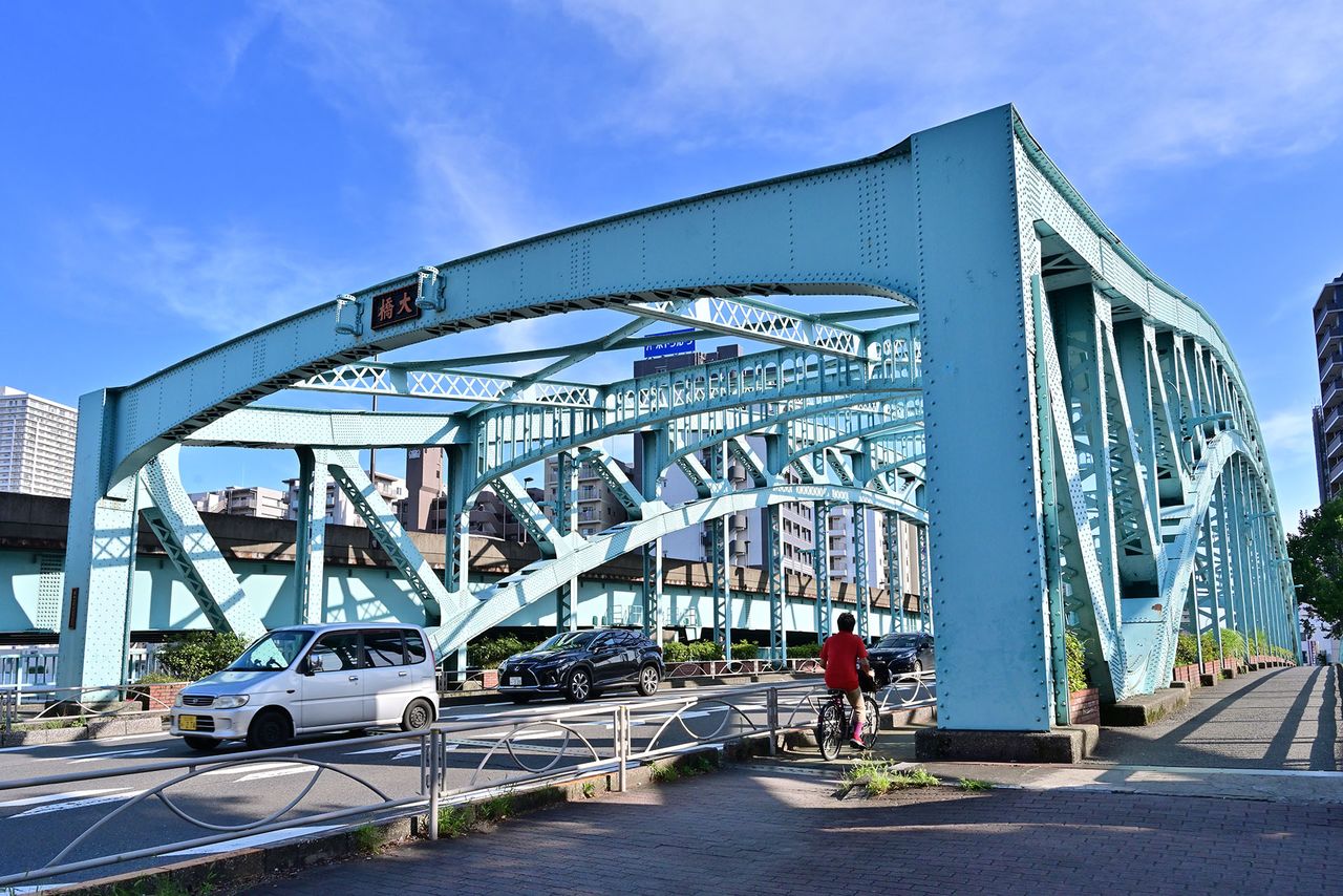 昭和初期に建造された千住大橋の旧橋。現在は下り車線と自転車・歩行者用で、奥の方にわずかに見える新橋が上り車線専用だ。橋の銘板には、最初に架橋された時と同じ「大橋」とだけ記されている
