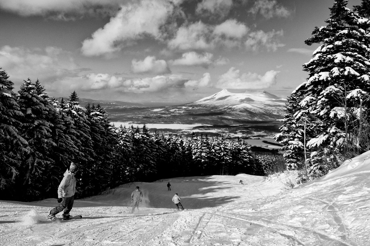 駒ヶ岳を望み、一気に滑り降りる醍醐味が味わえる大沼スキー場(2010)