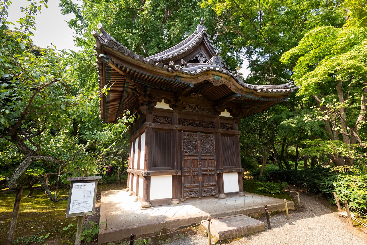 橋の南東にある「旧天瑞寺寿塔覆堂」（国指定重要文化財）。豊臣秀吉が京都・大徳寺に1597（天正19）年に建立したもの