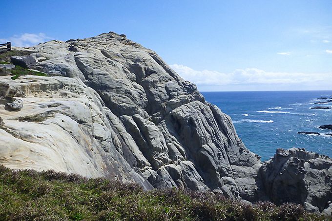 渡嘉敷島南端にある阿波連園地は、海と断崖が雄大な景色を織りなす　　写真提供 : 環境省