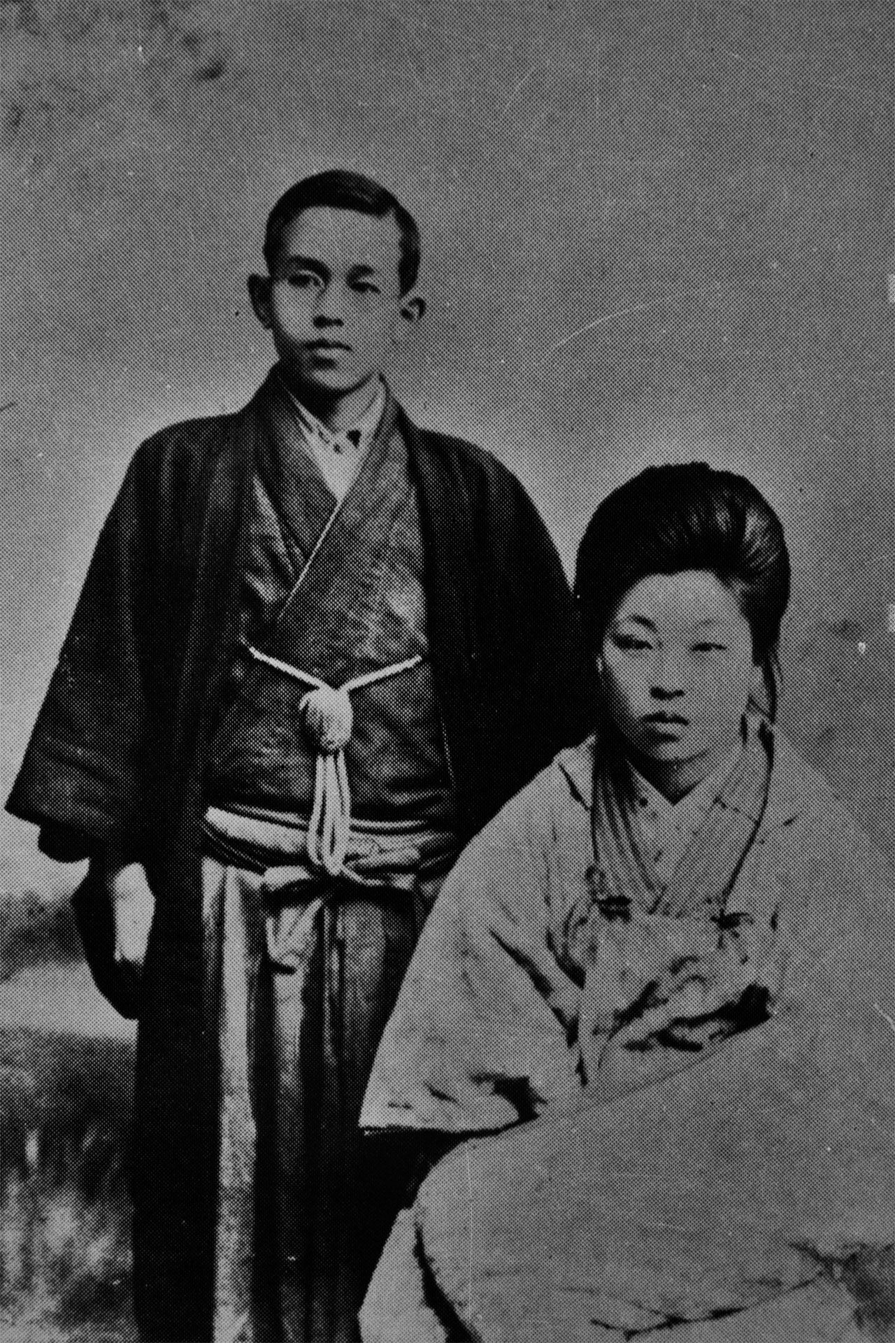 1904（明治37）年、盛岡で撮影された婚約時代の啄木（左）と節子（日本近代文学館蔵）
