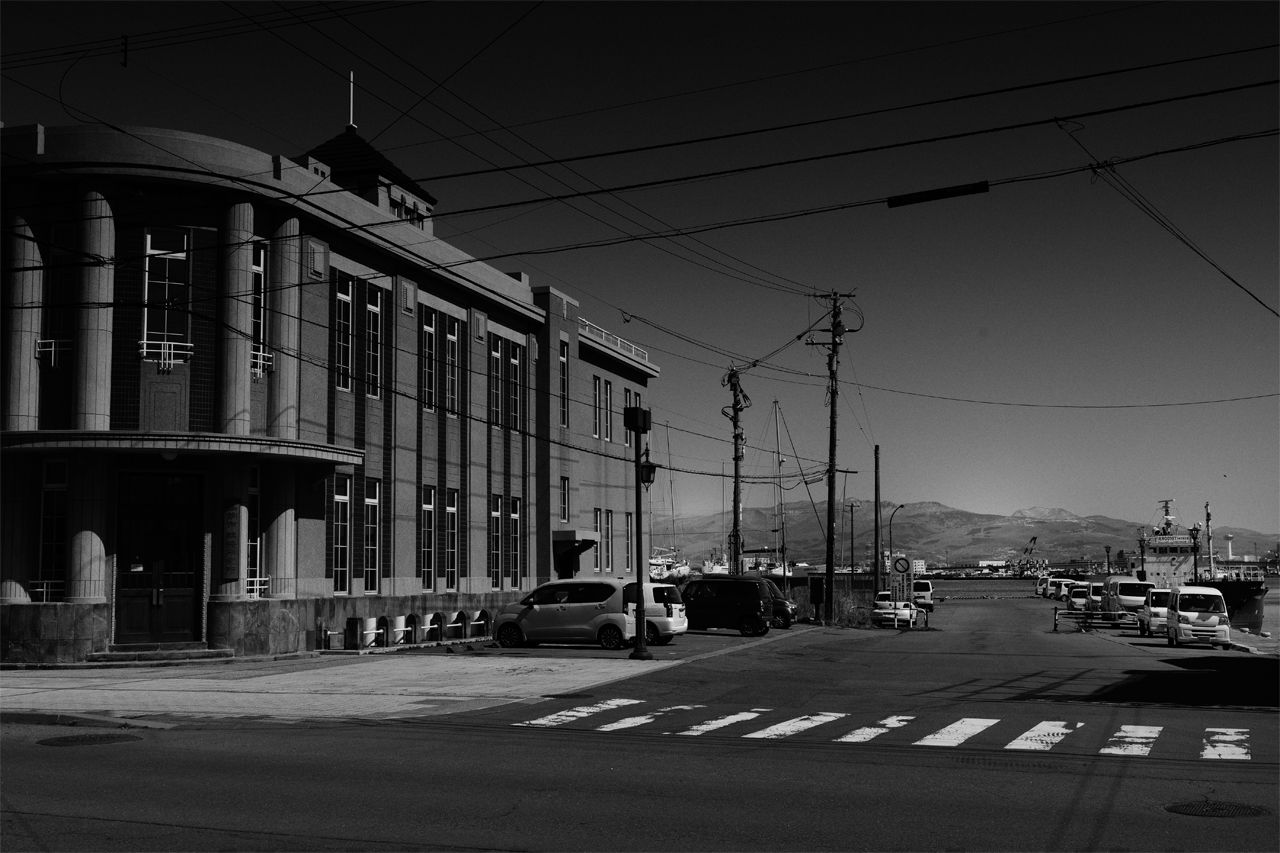 左手が沖の口番所跡(現・市立臨海研究所)。ここでペリーが重箱を買った(2022)